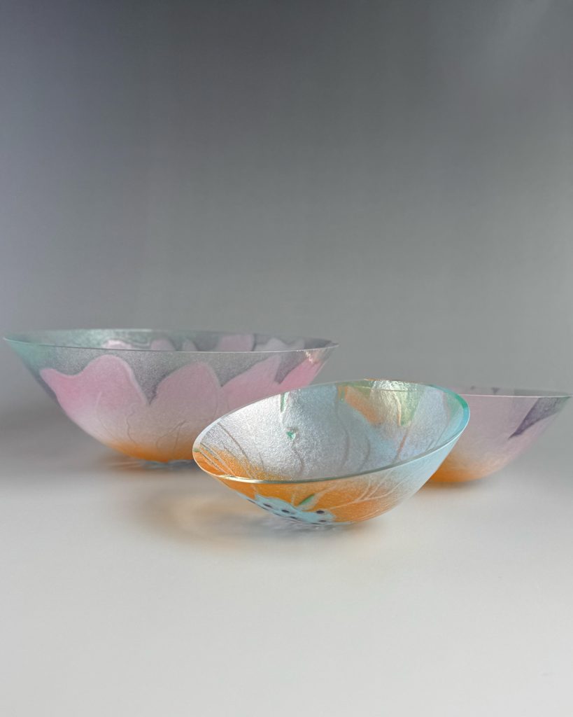 Florals #001. Schalen mit floralem Powderprint. Durchmesser 17 und 10 cm.