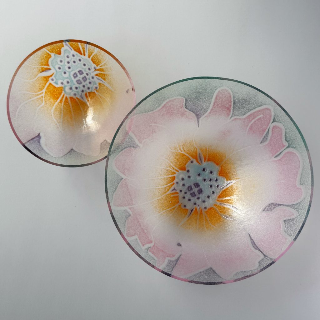 Florals #001. Schalen mit floralem Powderprint. Durchmesser 17 und 10 cm.