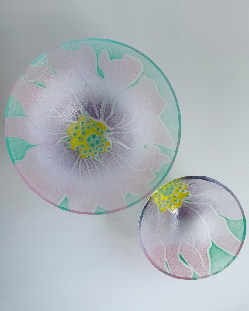 Florals #002 Schalen mit floralem Powderprint. Durchmesser 17 und 10 cm.